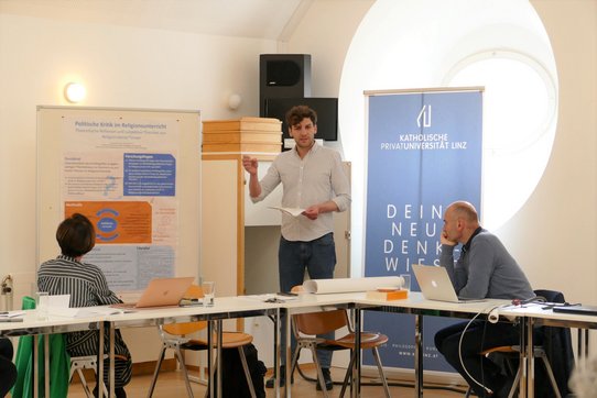 Posterpräsentation von Bernd Ziegler zu seinem Dissertationsprojekt "Politische Kritik im Religionsunterricht".
