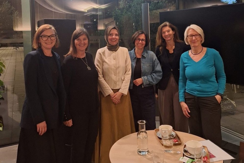 Gruppenbild: Organisatorinnen und Vortragende bei DonnaStage.