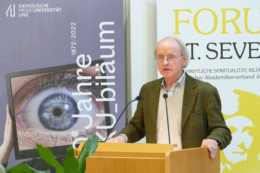 Prof. em. Dr. Ulrich Lüke referiert im Rahmen der Severin-Akademie über das Verhältnis von Theologie und Naturwissenschaften.