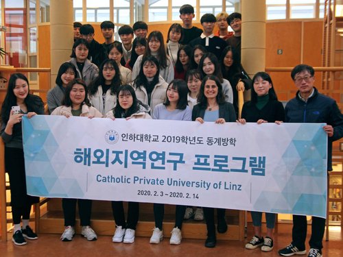 Studierende der Ihna University (Südkorea) besuchen Workshops im Zuge der Winter School an der KU Linz.