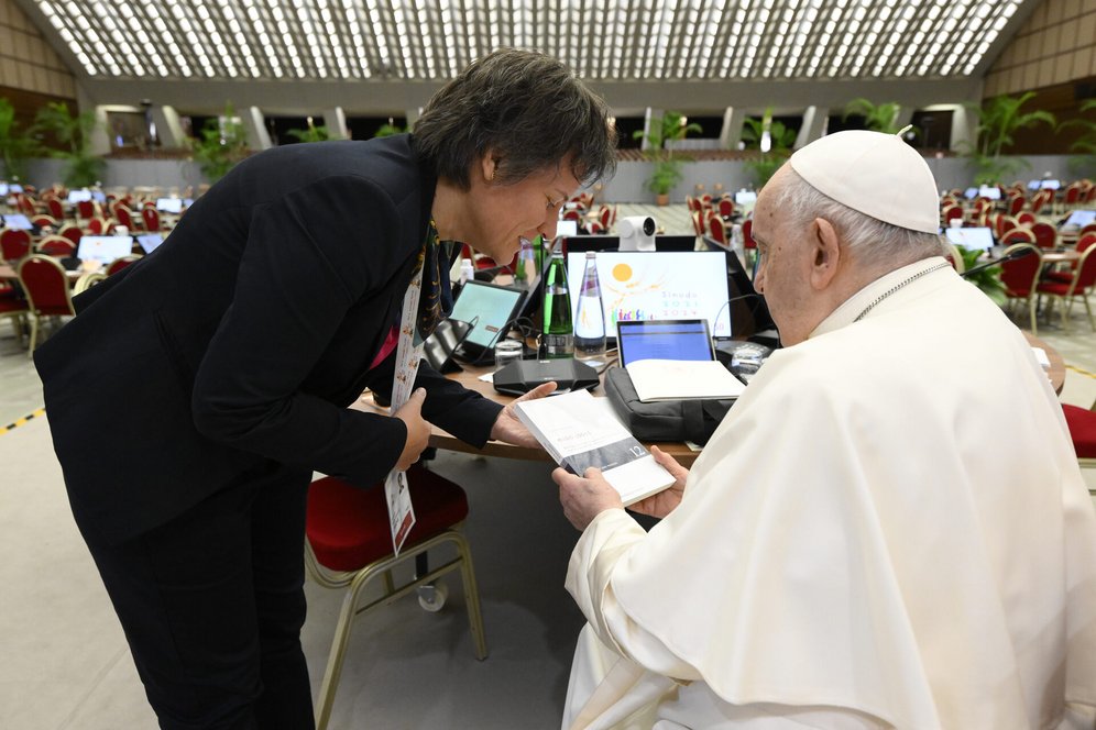 Bild: Univ.-Prof. Dr. Klara Antonia Csiszar mit Papst Franziskus. Bildnachweis: privat. Bild: Univ.-Prof. Dr. Klara Antonia Csiszar mit Papst Franziskus.
