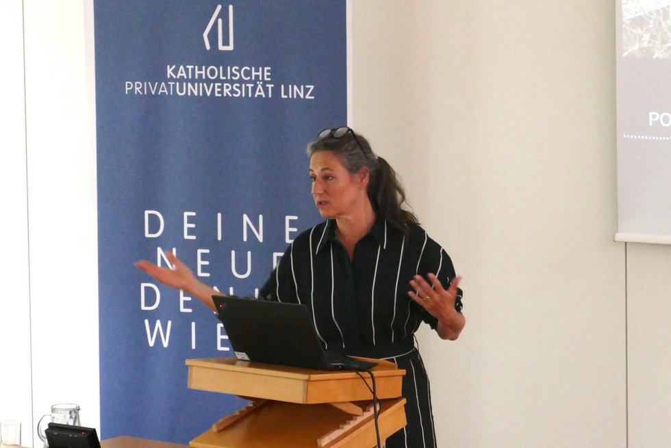 Vortrag und Diskussion "Bauen am sozialen Rand". Foto: KU Linz/Reinhard Kren. Vortragende Mag. arch. Ulrike Schartner ist seit über 20 Jahren in Konzeption, Umsetzung und Begleitung von Projekten zur Schaffung inklusiver Wohn-, Arbeits- und Lebensräume für obdachlose und mit obdachlosen Menschen engagiert.