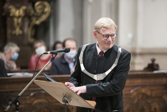 Rektor Christoph Niemand steht hinterm Rednerpult