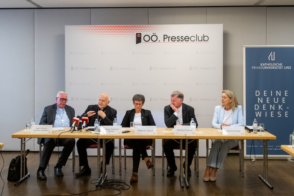 Podium bei der Pressekonferenz.