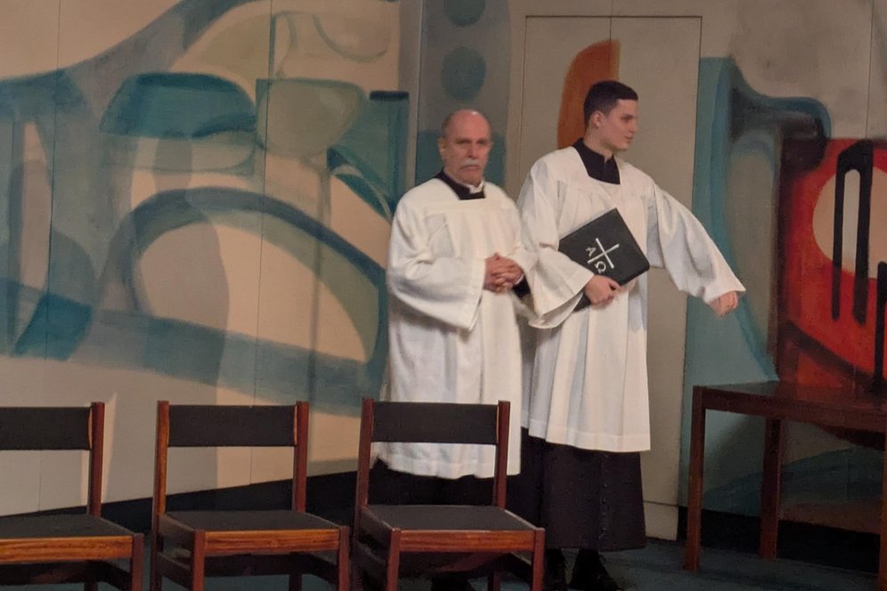 Zwei liturgisch Gekleidete bei einem Gottesdienst in der Kapelle des Priesterseminars Linz