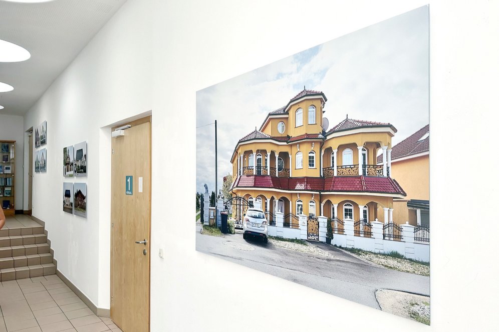 Fotoausstellung "Häuser - Hecken - Zäune". © KU Linz/Eder. Fotoausstellung im Rahmen von "wir stellen aus:". Werk von Britt-Madelaine Arns im Foyer der KU Linz.
