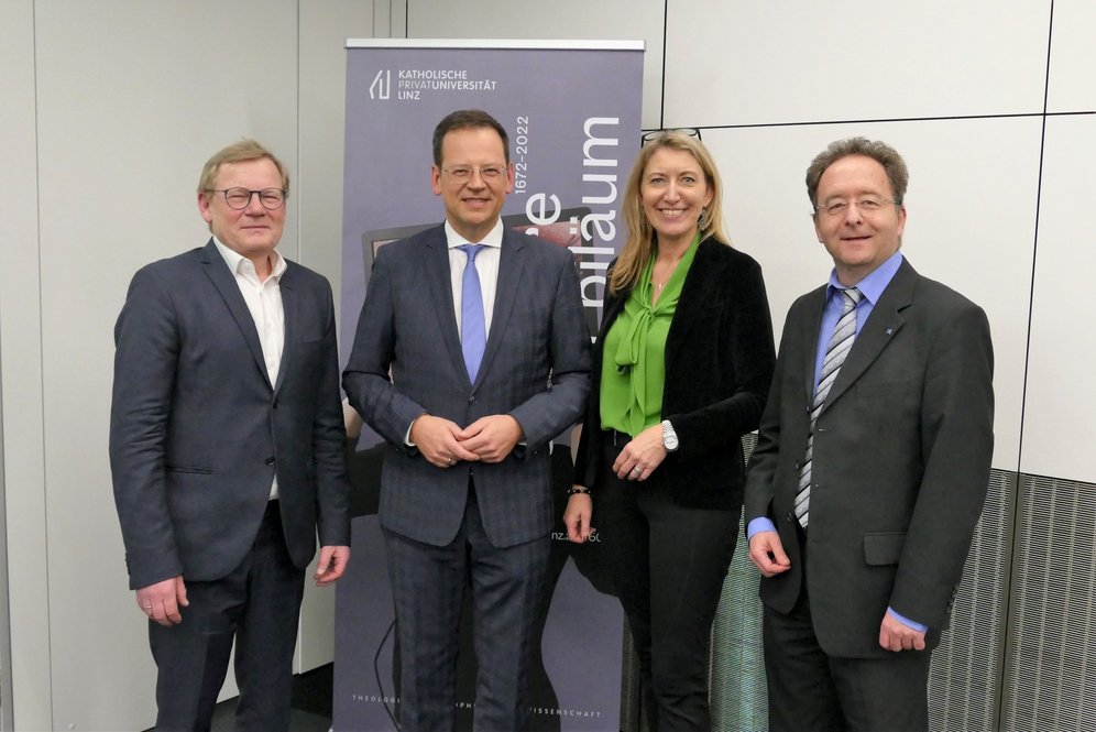 Von links: Rektor Univ.-Prof. Dr. Christoph Niemand (KU Linz), Generaldirektor Mag. Klaus Kumpfmüller (HYPO Oberösterreich), Mag. Hermine Eder (PR und Kommunikation, KU Linz), Kurt Dobersberger (Kirche und Soziales, HYPO Oberösterreich).