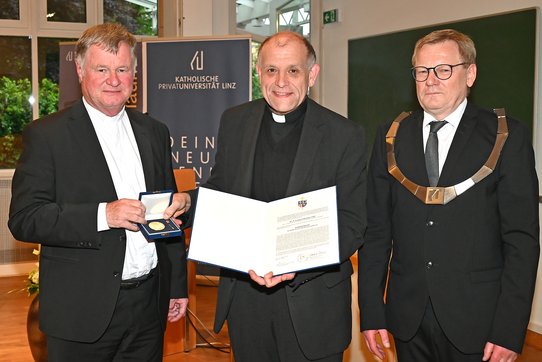Verleihung der Würde eines Ehrensenators an Dr. P. Friedrich Bechina.