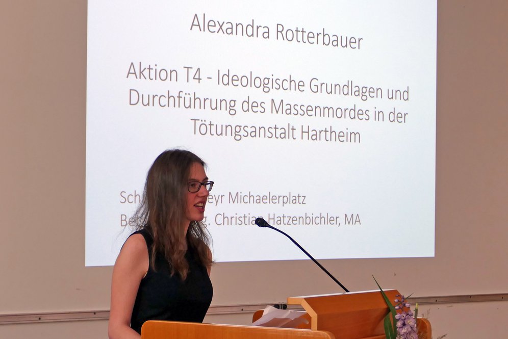Alexandra Rotterbauer (BRG Steyr Michaelerplatz), Preisträgerin Fachbereich Theologie. (c) KU Linz/Dullinger Alexandra Rotterbauer (BRG Steyr Michaelerplatz), Preisträgerin Fachbereich Theologie, stellt ihre Arbeit vor.