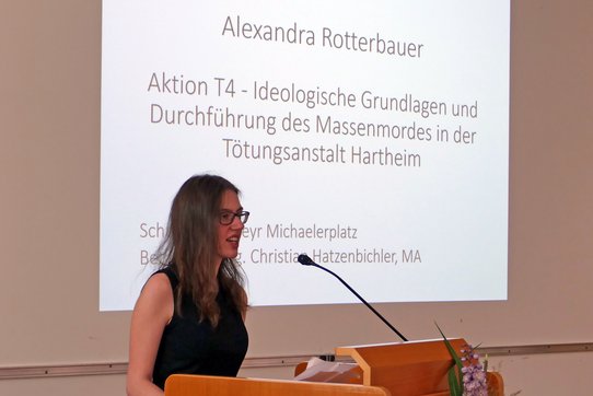 Alexandra Rotterbauer (BRG Steyr Michaelerplatz), Preisträgerin Fachbereich Theologie, stellt ihre Arbeit vor.