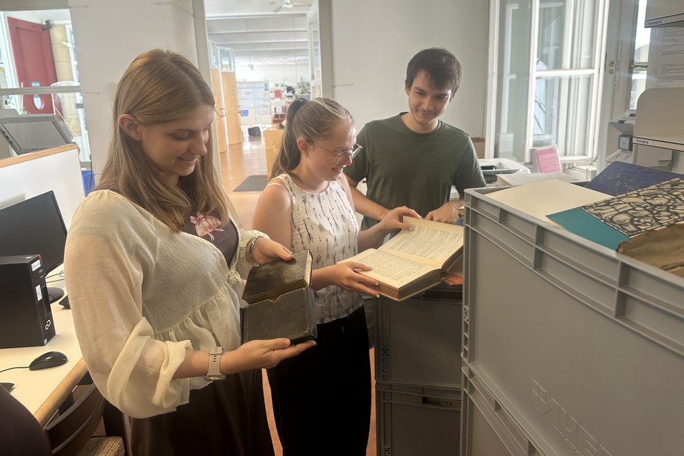 Foto: KU Linz/Hermine Eder. Ferialkräfte helfen in der Bibliothek aus.