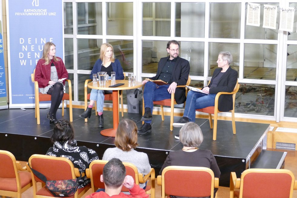 Gesprächsrunde mit von links: Univ.-Ass.in Chiara Juriatti B.A. B.A. M.A. (Institut für Kunst in gegenwärtigen Kontexten und Medien, KU Linz), Univ.-Ass.in Dr.in Johanna Neuhauser (Institut für Soziologie, JKU), Senior Lecturer DDr. Max Gottschlich (Institut für Praktische Philosophie/Ethik, KU Linz) und Gabriele Kepplinger (Gründerin dorfTV) auf der Bühne.