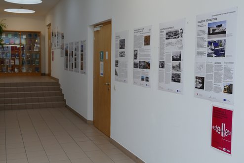 Foto der Poster-Präsentation "Architecture: Power and Representation in cross cultural references" im Foyer der KU Linz. 