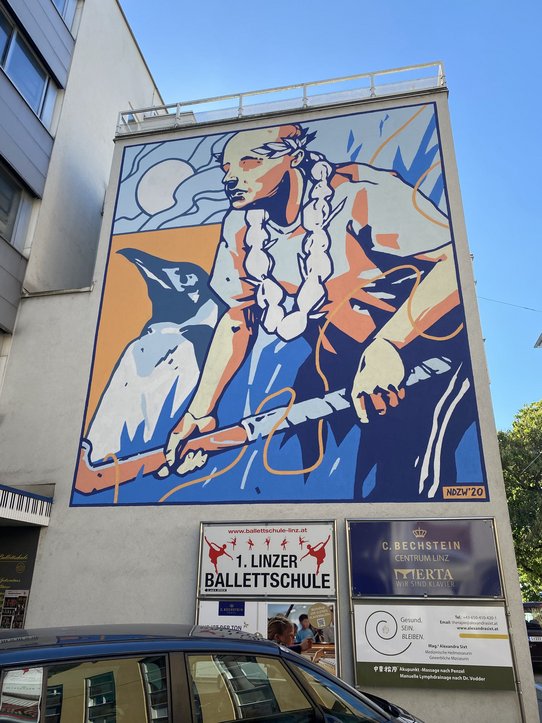 Mural an der Fassade der KU Linz (Bethlehemstraße 20/24) von NDZW aus dem Jahr 2020