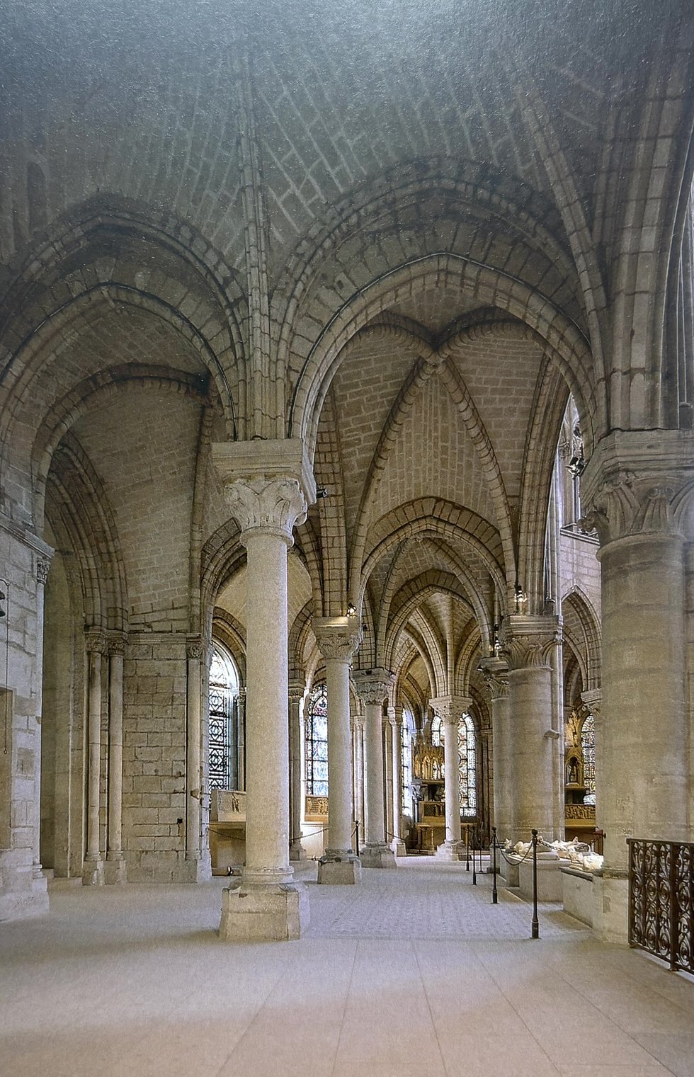 Einblick in den Chorumgang der Kathedrale Saint-Denis.