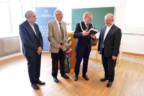 Überreichung der Festschrift: Von links: Univ.-Prof. DDr. Herbert Kalb, Univ.-Prof. Dr. Wilhelm Rees, Rektor Univ.-Prof. Dr. Christoph Niemand, Generalvikar Univ.-Prof. DDr. Severin J. Lederhilger OPraem.