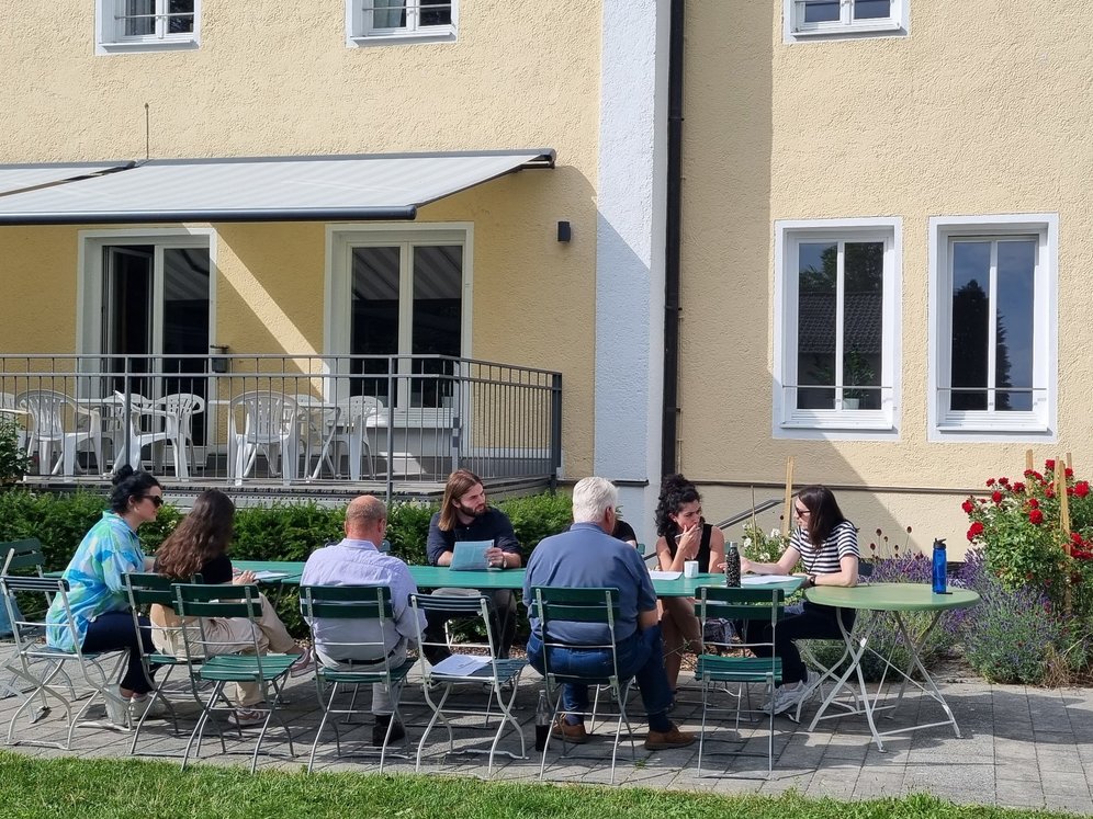 Austausch im Rahmen der internationalen bioethischen Sommerschule in Tutzing.