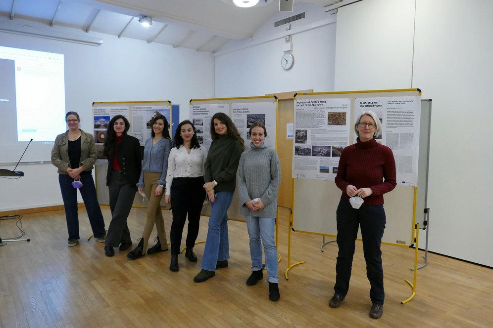 Gruppenbild von Ass.-Prof.in Dr.in Julia Rüdiger (ganz links) und Univ.-Prof.in Dr.in Anna Minta (ganz rechts) mit den Studierenden Lela Grigalashvili, Ksenija Raicevic, Salome Gviniashvili, Sanja Abramovic und Selma Mujic (von links nach rechts).