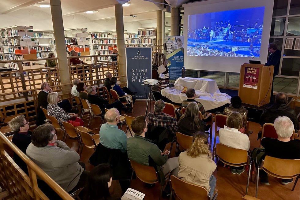 Lange Nacht der Kirchen an der KU Linz. Foto: KU Linz/Hermine Eder. Vortrag in der Universitätsbibliothek. Lange Nacht der Kirchen an der KU Linz.