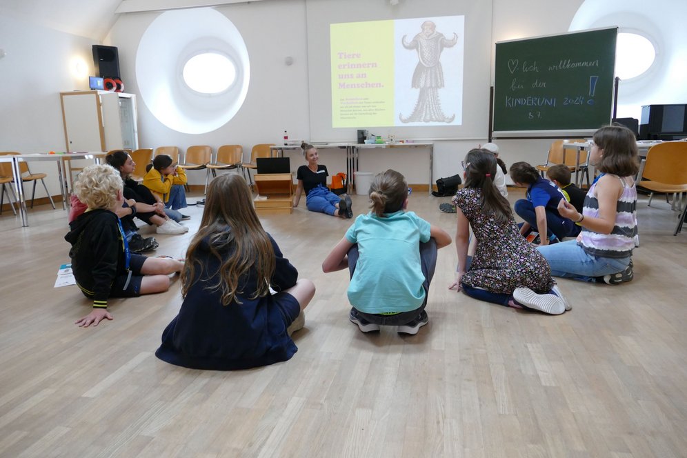 Sitzkreis bei der KinderUni an der KU Linz.