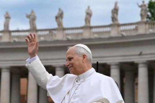 Papst Leo XIV. am Petersplatz.