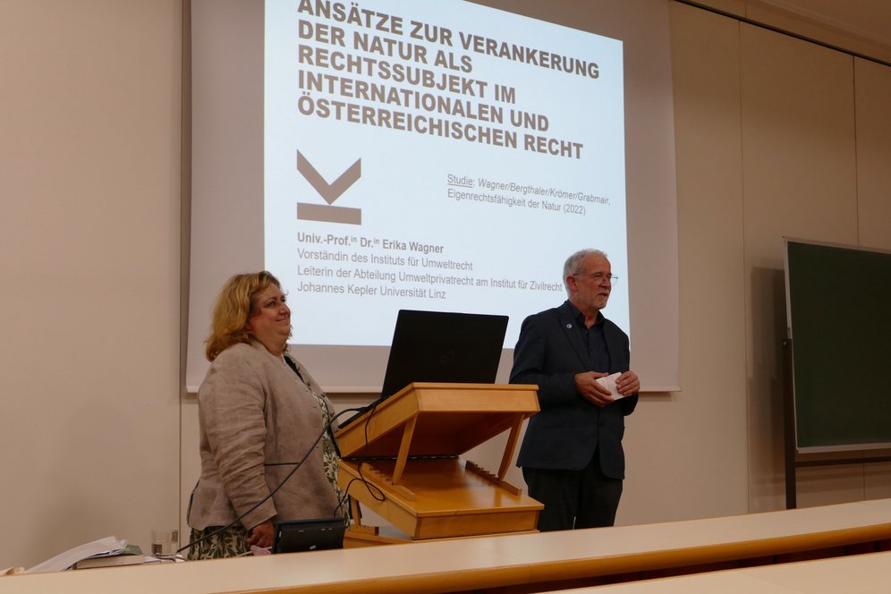 Univ.-Prof. Dr. Michael Rosenberger stellt die Vortragende, Univ.-Prof.in Dr.in Erika Wagner vom Institut für Umweltrecht der JKU, vor.