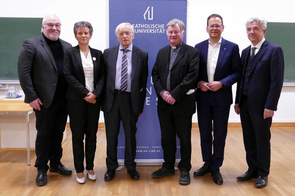 Gruppenbild anlässlich der Übergabe des Vorlasses von Paul M. Zulehner an die KU Linz.