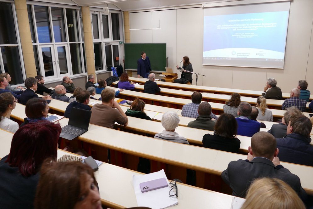 Voller Hörsaal. Dr. Alexander Yendell referiert im Hörsaal 1 der KU Linz.