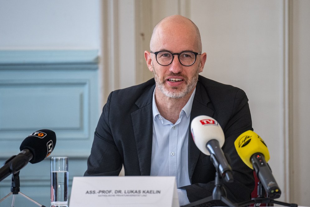 Aschermittwochsgespräch 2023. Fotocredit: Sparkasse OÖ. Ass.-Prof. Dr. Lukas Kaelin (Institut für Praktische Philosophie/Ethik, Katholische Privat-Universität Linz).