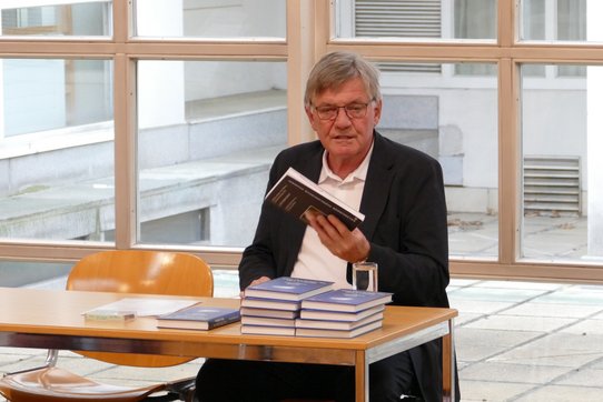 Wilhelm Achleitner liest Text von Gottfried Bachl.