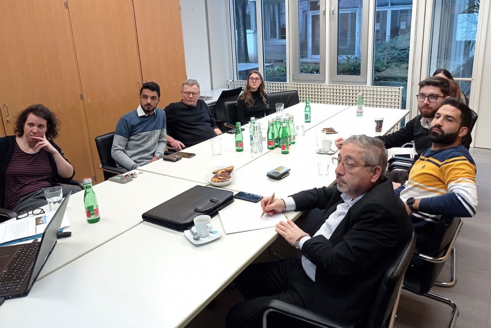 Studierende aus dem Nahen Osten zu Gast an der PHDL. © privat.. Gespräch mit den Campusseelsorgerinnen Steffi Brandstätter und Rebekka Sturmbauer an der PHDL.