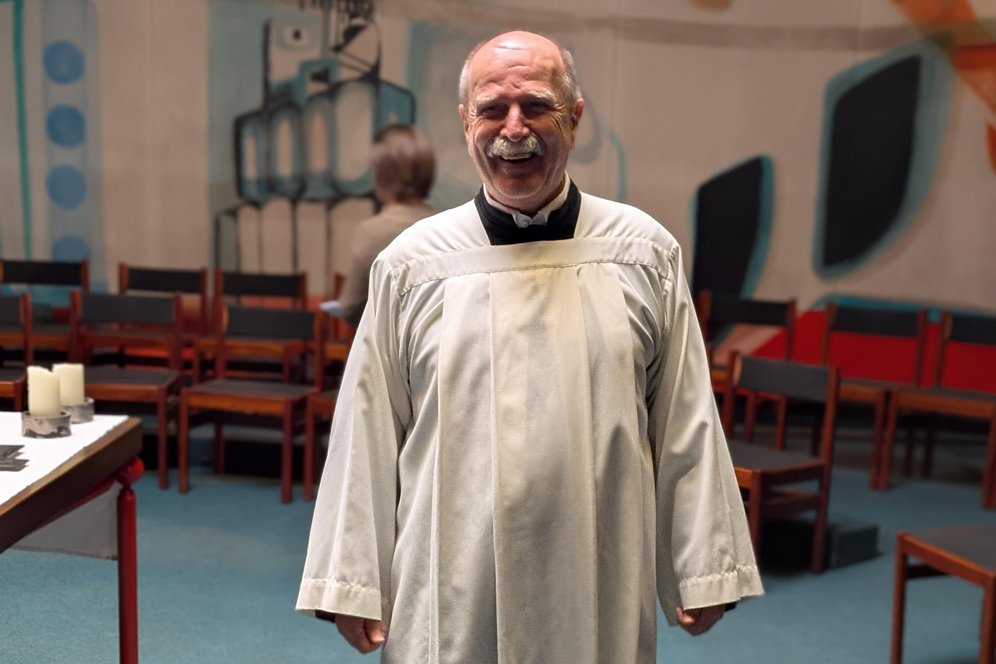 Liturgisch Gekleideter in der Kapelle des Priesterseminars Linz