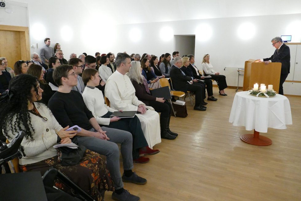 Blick in den Saal bei der Adventfeier der KU Linz.