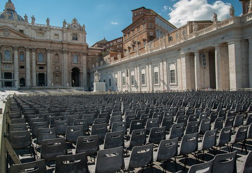 Peterplatz, gefüllt mit leeren Stühlen, vorbereitet für eine Papstaudienz