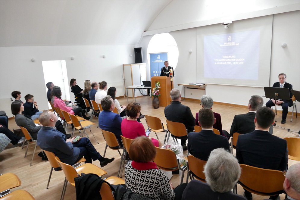 Festakt zur Verleihung von akademischen Graden. © KU Linz/Eder. Rektor Christoph Niemand begrüßt Kandidat:innen und Gäste im Hörsaal 5 der KU Linz.