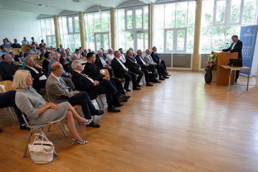 Grußwort des Großkanzlers Bischof Dr. Manfred Scheuer vor zahlreichen Gästen in der Aula der KU Linz. 