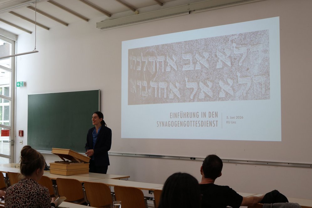 Ass.-Prof.in Dr.in Magdalena Lass hält einen Vortrag.