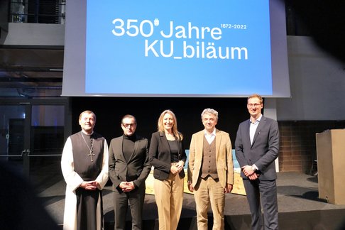 Von links: Abt Dr. Reinhold Dessl OCist (Forum Humanismus Wilhering), Direktor Mag. Chris Müller (Tabakfabrik Linz), Mag.a Hermine Eder (KU Linz), Vizerektor Univ.-Prof. Dr. Michael Fuchs (KU Linz), Mag. Michael Schäfl (OÖN).