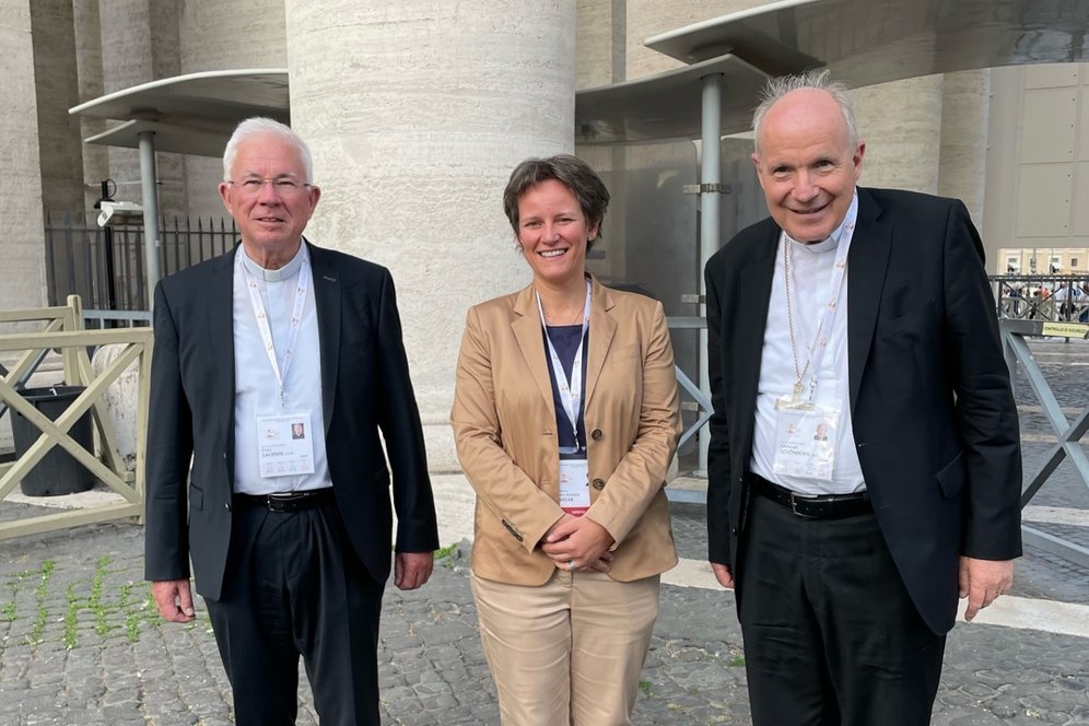 Foto: privat. Von links: Erzbischof Mag. Dr. Franz Lackner OFM, Univ.-Prof. Dr. Klara A. Csiszar, Erzbischof Kardinal Christoph Schönborn.