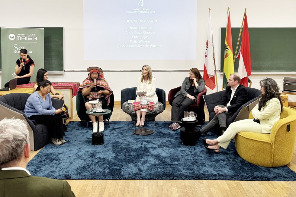 Bildnachweis: KU Linz/Kathrin Haselgrübler. Podiumsdiskussion am Hörsaal 1 der KU Linz.