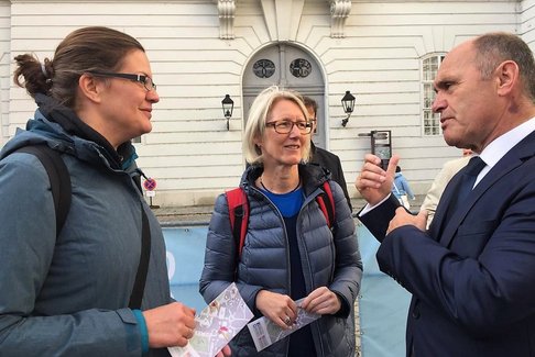 Auf dem Weg in die Redoutensäle am 26. Oktober wurde die Gruppe von Nationalratspräsident Mag. Wolfgang Sobotka begrüßt, Foto: H. Böhm Auf dem Weg in die Redoutensäle am 26. Oktober wurde die Gruppe von Nationalratspräsident Mag. Wolfgang Sobotka begrüßt, Foto: H. Böhm