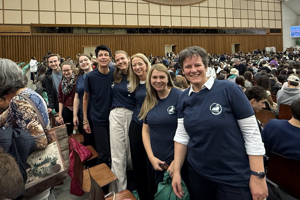 Jubiläum der Bildungswelt. Bildnachweis: KU Linz. KU-Delegation vor der Papstaudienz.