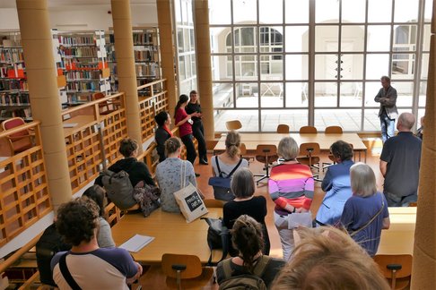 Künstlerin Sophie Danzer und Kuratorin Susanne Winder in der Bibliothek der KU Linz vor der Arbeit "Tücher".