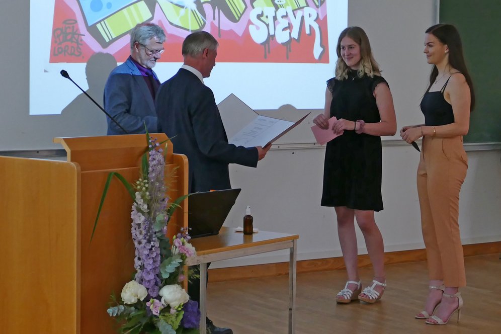 Denise Hirtenlehner und Katharina Wacik, KUL-Preisträgerinnen im Fachbereich Kunstwissenschaft. (c) KU Linz/Dullinger Denise Hirtenlehner und Katharina Wacik, KUL-Preisträgerinnen im Fachbereich Kunstwissenschaft.