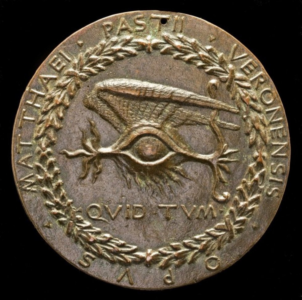 Eine Medaille zeigt ein geflügeltes Auge, darunter steht Quid tum.