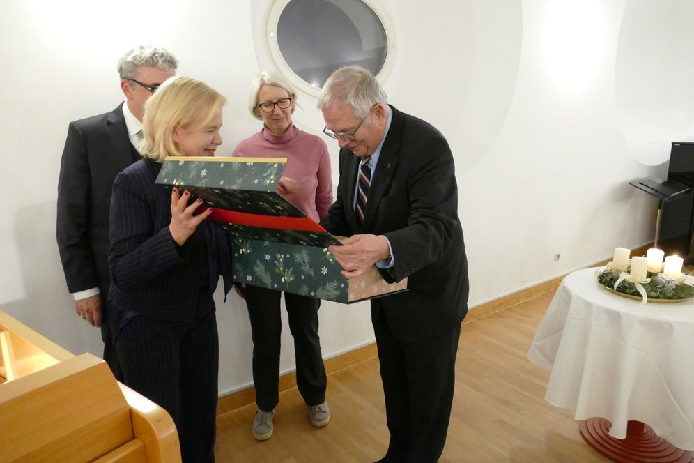 Überreichung eine signierten Entwurfsskizze des Universitätsgebäudes von Hans Puchhammer.