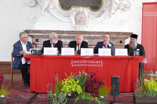 Podiumsdiskussion im Rahmen der Ökumenischen Sommerakademie im Kaisersaal des Stifts Kremsmünster.