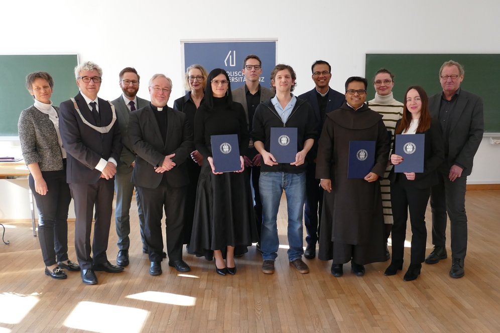 Die Absolvent:innen mit Generalvikar, Rektor, Vizerektorin, Promotor und Studiendekan:innen.