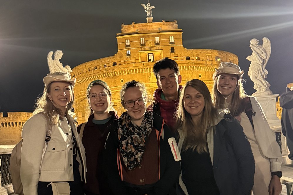 Jubiläum der Bildungswelt. Bildnachweis: KU Linz. Gruppenbild: KU-Studierende in Rom in der Nacht.