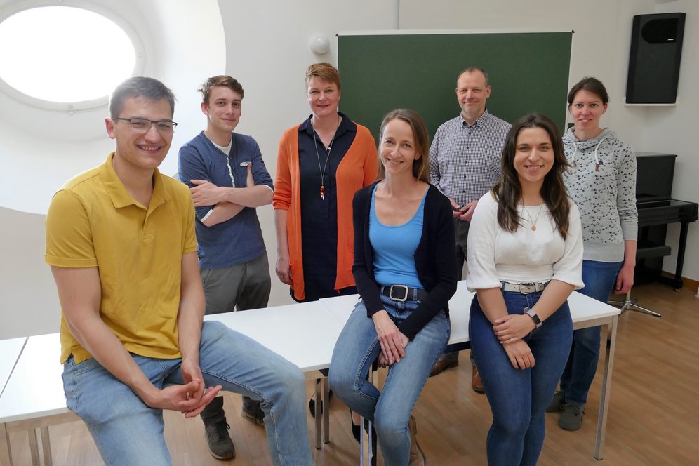 Projektteam "Re-Animating Catholic Pedagogical Ethics – Creating a Network". © KU Linz / Eder. Projektteam: Von links: Samuel Aschauer, Christoph Gössweiner, Univ.-Prof.in Dr.in Ines Weber, Rosemarie Mayr, MMag. Dr. Petr Mucha PhD, Lea Adlung, Mag.a Doris Kastner.